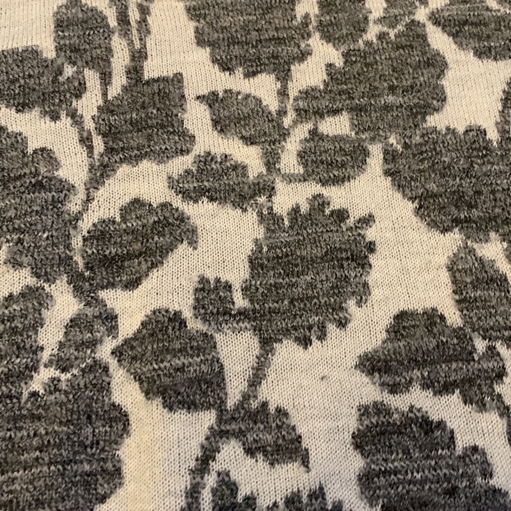 Pattern sweater, size small - Picture 3 of 3